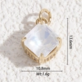 Détail macro d'un pendentif en cristal facetté sur monture dorée avec micro-pavage de pierres - Base Dorée Carré Transparent (DYS-5556)