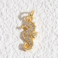 Vista macro del ciondolo a forma di cavalluccio marino placcato oro con zirconi bianchi - Ciondolo Cavalluccio Marino con Pavé di Strass (DYL-4654)