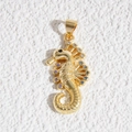Vista macro di un ciondolo a forma di cavalluccio marino dorato con gemme multicolori - Ciondolo Cavalluccio Marino con Intarsio di Pietre Multicolore (DYL-4657)