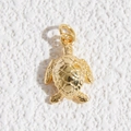 Dettaglio ravvicinato di un ciondolo a tartaruga dorata con trama del guscio intricata - Ciondolo a Tartaruga in Oro Lucido con Motivo a Griglia (DYL-4658)