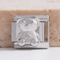Vue macro d'un charme en acier inoxydable avec ourson pour bracelets modulaires - Ours en Peluche en Relief (MK-2461)