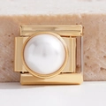 Italiaanse bedel met een grote witte parel ingelegd op een gepolijste gouden vierkante basis - Gouden Kunstparel Ingelegde Stijl (MK-2465)