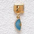 Macro-opname van Italiaanse gouden bedel met blauw en wit geëmailleerde waaierhanger - Blauwe Vouwwaaier Stijl (GMKDZ-443)