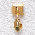 Macro-detail van de Italiaanse gouden bedel met geëmailleerde blad hanger en bespatroon - Plantaardige Bes Bloemstijl (GMKDZ-446)