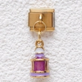 Detail van de Italiaanse bedel in goud rvs met een paarse emaille hanger eraan vast - Paarse Lantaarn Stijl (GMKDZ-448)