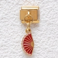 Close-up van gouden Italian Charm-schakel met rood en roze geëmailleerde waaier hanger - Rood Roze Vouwwaaier Stijl (GMKDZ-444)