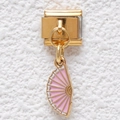 Macro-opname van een Italiaanse gouden bedel met een roze en witte emaille waaier - Roze Witte Waaier Charm (GMKDZ-445)