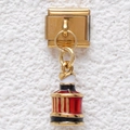 Detail van Italiaanse bedel-link met kleurrijke emaille carrousel hanger in goud - Driekleurige Emaille Gebouw (GMKDZ-449)