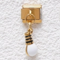 Macro detail van de Italiaanse modulaire gouden bedel met gloeilamp en wit emaille - Wit Goud Zwart Gestreepte Lamp (GMKDZ-451)