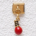 Macro-opname van een Italiaanse bedel in goud met een rode emaille hanger en strepen - Helderrode Druppelolie Ronde Hanger (GMKDZ-452)