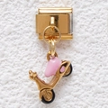 Italiaanse bedelhanger met roze emaille scooter op een gouden roestvrijstalen basis - Roze Vintage Scooter (GMKDZ-455)