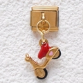 Italiaanse modulaire gouden link met rode scooter en roze hart emaille detail - Rode Hart Scooter (GMKDZ-456)