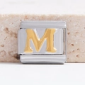 Italiaanse armband link van roestvrij staal met gouden reliëf letter M detail - Zilveren Basis Gouden M
