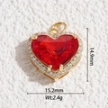 Vista macro dettagliata del ciondolo a cuore con rubino di dimensioni 14,9mm x 15,2mm - Colore Rubino Cuore (DYS-5744)