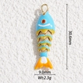 Dettaglio del ciondolo carpa koi in smalto colorato con dimensioni e texture a onde fini - Stile Koi Celeste Giallo Arancione (DYS-5721)