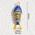 Dettaglio macro del ciondolo carpa koi in smalto con dimensioni 30,6 mm e 9,0 mm - Koi Gradiente Blu Reale Giallo Bianco (DYS-5722)