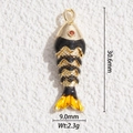 Vista macro del ciondolo carpa koi placcato oro con misure di 30,6 mm per 9,0 mm - Stile Koi a Onde Oro Nero (DYS-5726)