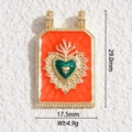 Détail macro d'un pendentif tarot orange de 29mm avec cœur vert et placage en or 14K - Cœur Religieux Orange Vert (DYS-5797)