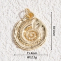 Vista dettagliata di un ciondolo a conchiglia dorato con dimensioni 18,5 mm e peso 2,5 g - Forma Conchiglia Spirale (DYS-5755)