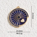 Détail macro du pendentif tarot plaqué or 14K avec émail bleu et cœur en cristal - Cœur Bleu Foncé Rond Pierre Noire (DYS-5799)