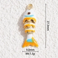 Dettaglio macro del ciondolo carpa koi smaltata bianca e arancione da 27,3 mm - Koi Oro Lucido Bianco Arancione (DYS-5732)