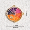 Détail macro du pendentif tarot rond plaqué or avec émail et incrustation de zircon - Éventail Radial Multicolore (DYS-5801)
