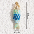Dettaglio di un ciondolo koi in smalto da 22,7mm con scaglie verdi e blu in oro lucido - Koi Gradiente Verde Chiaro Blu (DYS-5733)