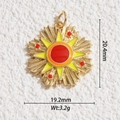 Vue macro d'un pendentif tarot soleil plaqué or 14K avec détails en émail coloré - Soleil Radial Rouge Orange (DYS-5802)