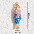 Dettaglio macro del ciondolo carpa koi con smalto rosa blu e dimensioni 22,7 mm - Stile Koi Gradiente Rosa Blu (DYS-5734)