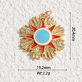 Vue macro du pendentif tarot étoile plaqué or avec détails en émail bleu et rouge - Étoile Octogonale Rouge Bleu (DYS-5804)