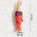 Vista macro di ciondolo a forma di carpa dorata con smalto rosso e misure dettagliate - Stile Koi Gradiente Rosso Viola (DYS-5735)