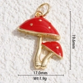 Dettaglio macro del ciondolo a fungo rosso e oro, altezza 19,6 mm e larghezza 17,0 mm - Grande Fungo Doppio Rosso (DYS-5761)