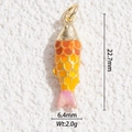 Vista dettagliata del ciondolo carpa koi colorato in rame placcato oro con misure - Koi Gradiente Arancione Giallo Rosa (DYS-5737)