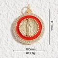 Vue macro détaillée du pendentif tarot doré de 18,5mm avec émail rouge et zircons - Portrait Rond Or Rouge (DYS-5807)