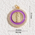 Vue macro détaillée du pendentif tarot plaqué or 14K avec émail violet et pierres de zircon - Portrait Rond Violet (DYS-5809)