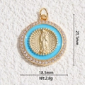 Détail macro du pendentif Vierge Marie plaqué or avec émail bleu et zircons de 21,1 mm - Portrait Guadalupe Bleu Clair (DYS-5810)