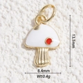 Dettaglio del ciondolo a fungo dorato con smalto rosso e dimensioni del prodotto incluse - Fungo Mix Bianco Rosso (DYS-5767)