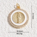 Détail macro du pendentif Vierge Marie plaqué or 18K avec émail blanc et oxydes de zirconium - Portrait Rond Blanc (DYS-5812)