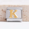 Italiaanse armband link van roestvrij staal met gouden letter K alfabet module detail - Zilveren basis goud K