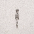 Details eines silbernen italienischen Charms mit Rankendesign und klaren Kristallen - Transparente Rebe Form (MKDZ-766)