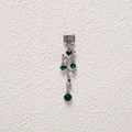 Detailansicht eines silbernen Weinreben-Charms mit smaragdgrünen Kristallen für DIY-Schmuck - Smaragdgrüner Rebenblatt Stil (MKDZ-767)