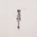 Makro-Detail des silbernen Edelstahl-Charms mit elegantem lila Edelstein-Anhänger - Violetter Rebenmuster Stil (MKDZ-768)