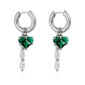 Boucles d'oreilles argentées avec cœur vert et deux perles baroques sur fond blanc - Boucles d'Oreilles Perles Cœur Vert (ZW2120)