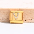Charme modulaire italien doré avec un pendentif lettre V serti de cristaux brillants - Lettre V (MK-3055)