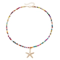 Collier de perles colorées avec pendentif étoile de mer dorée et perles blanches d'été - Étoile de mer en perles