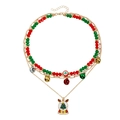 Collar de Navidad de tres capas con cuentas rojas y verdes, cascabeles y colgante de reno festivo - Dorado