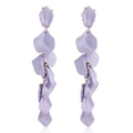 Orecchini lunghi eleganti con petali color lavanda opaco e anelli dorati su sfondo bianco - Viola