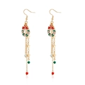 Detalle de pendientes de corona de Navidad con borlas festivas y estrellas doradas - Estilo Guirnalda Perla Estrella Lazo Borla (ZW3248)