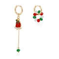 Detalle de pendientes navideños asimétricos con campanas rojas y corona de cuentas verdes - Estilo Guirnalda Perla Aro Campana Asimétrico (ZW3250)