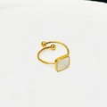 Detalle de anillo dorado ajustable con incrustación de nácar cuadrada y diseño moderno - Abierto Ajustable / Redondo Blanco